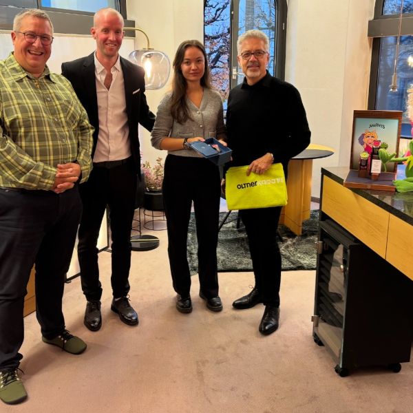 An den diesjährigen Oltner Kabarett-Tagen gab es nicht nur den begehrten "Cornichon"-Preis zu gewinnen, sondern auch einen Publikumspreis. Mehr als 1000 Gäste nahmen am Publikumswettbewerb teil. Nun durfte der glückliche Gewinner, Konrad Schenker (rechts im Bild), den Preis in Empfang nehmen: eine Oris ProPilot X Miss Piggy Edition Uhr, gesponsert von der Bijouterie Maegli in Olten. An der feierlichen Übergabe mit dabei waren auch Philipp Müller, Co-Gesamtleiter der Oltner Kabarett-Tage, Reméo Garessus, Sales & Trade Marketing Manager Oris Uhren, und Sharon Hollinger, Bijouterie Maegli.