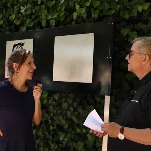 Sarah Hakenberg, Gewinnerin des Schweizer Kabarett-Preises spricht am «Quai Cornichon» – bei den Portraits bisheriger Cornichon-Ausgezeichneten – über Veränderungen in der Szene.
_____
@sarahhakenberg