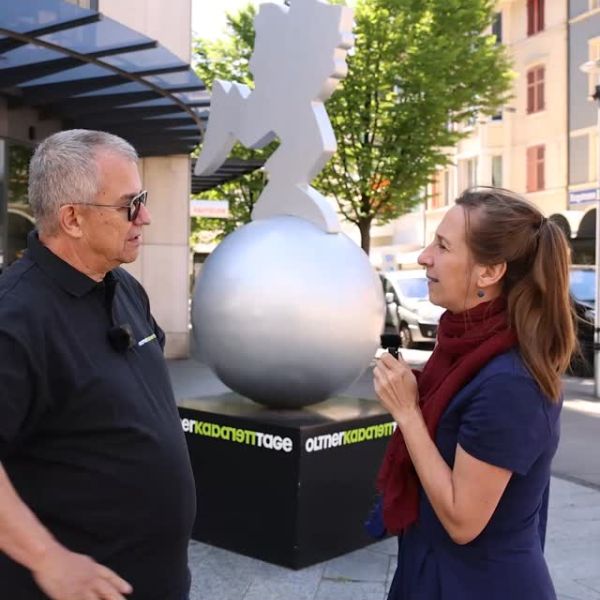 Sarah Hakenberg hat 2025 den Schweizer Kabarett-Preis «Cornichon» gewonnen. 
Hier spricht sie über ihr Programm «Mut zur Tücke» und über das Verbessern der Welt.
____
@sarahhakenberg