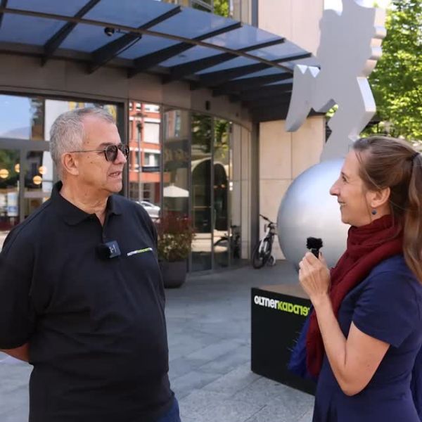 Sarah Hakenberg hat 2025 den Schweizer Kabarett-Preis «Cornichon» gewonnen. 
Wir erfahren hier einiges über die Weiterentwicklung ihrer Themen, die sie auf die Bühne bringt. Ohlala… 😏
____
@sarahhakenberg