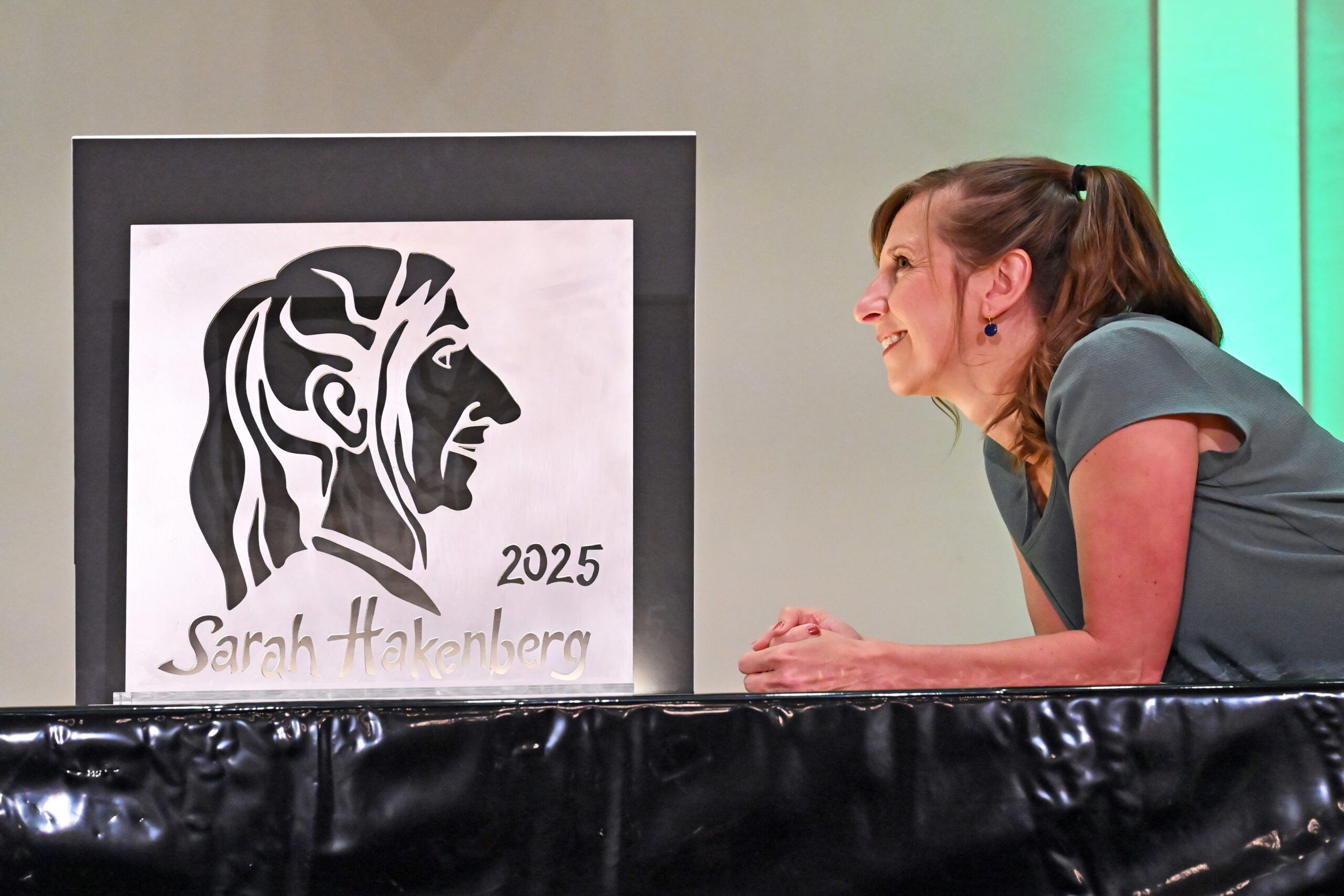 Sarah Hakenberg mit Plakette