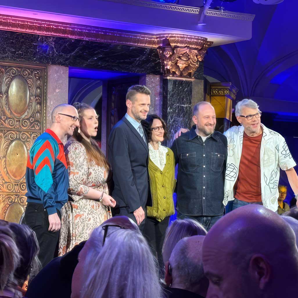 Das Ensemble der Mitternachtsspitzen beim Schlussapplaus im Wartsaal