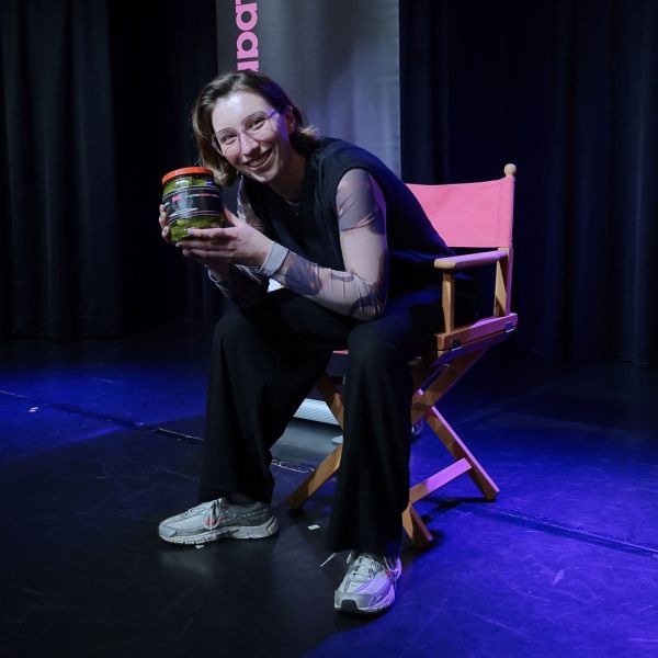 Die Ostschweizerin Miriam Schöb ringt mit Sinnsuche, Selbstoptimierung und moderner Esoterik: Purpose finden, auf den Körper hören – leichter gesagt als getan. Zwischen Steuerfragen, Vereinsbeitritt und Waschmaschinenrätseln bleibt der ruhige Kopf aus.
Andreas Fröhlich singt über Schweizer Liedgut, Kühe und Fische, Sergey Nikolic erzählt humorvoll vom Zivildienst an der Sekundarschule. Momo Schraner hinterfragt Männer und den Bundesrat.
Moderation: Christoph Simon.
Sieg am ersten Casting-Abend: Miriam Schöb.
___
https://www.kabarett-casting.ch/miriam-schoeb-gewinnt-das-1-casting/