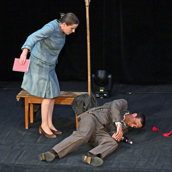 RÜCKBLICK – schön&gut: Unter freiem Himmel
Ein lauer Sommerabend im Stadttheater Olten: Das Publikum lacht, schmunzelt und erkennt sich zuweilen wieder. Auf der Bühne entfaltet sich eine gehobene Blödelei – eine liebevolle Persiflage auf die Eigenheiten der Schweizer Dorfpolitik. Zwischen Tradition und Technik soll die Dorfbuche gefällt werden, wie es die lebendige Tradition Schweizer Volksgutes vorsieht – doch dieses Mal nicht real, sondern als KI-animiertes 3D-Hologramm, so zumindest der Vorschlag der Dorfschreiberin. So lebt das Schweizer Volksgut weiter: mit Augenzwinkern, Herz und einem Schuss Zukunft.
„Lieber auf dem hohen Ross als auf dem falschen Pferd.“
https://www.kabarett.ch/event/schoengut-unter-freiem-himmel/

Zum vollständigen Rückblick: https://www.kabarett.ch/event/schoengut-unter-freiem-himmel/