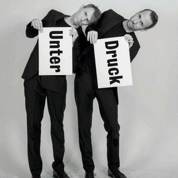 Ohne Rolf: Unter Druck
7. Mai, 20:00 Uhr, Stadttheater Olten
Tickets noch zu haben! https://www.kabarett.ch/event/ohne-rolf-unter-druck/

Auch in ihrem 6. Programm verzettelt sich das Luzerner Duo auf lesenswerte Weise. OHNE ROLF steht seit zwanzig Jahren für pointierte Wortwechsel auf halbem Weltformat. Plakat für Plakat sprengen sie die Konvention der Konversation auf geschriebene Art und Weise.

ohnerolf.ch