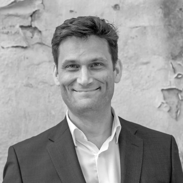 Der Deutsche Kabarett-Preis 2025 geht an Christian Ehring.
Ehring, der auch an den Oltner Kabarett-Tagen 2025 zu Gast war, steht für Kabarett mit Haltung. Unerschrocken, mit Leidenschaft, leisem und treffsicheren Witz zeigt er, dass politische Satire ein wichtiger Bestandteil der kulturellen Debatte sein kann. 
Die Preisverleihung findet am 10.1. in Nürnberg statt. Moderator ist der Vorjahrespreisträger Matthias Egersdörfer.
https://burgtheater.de/deutscher-kabarett-preis/preistraeger-2023-1-1