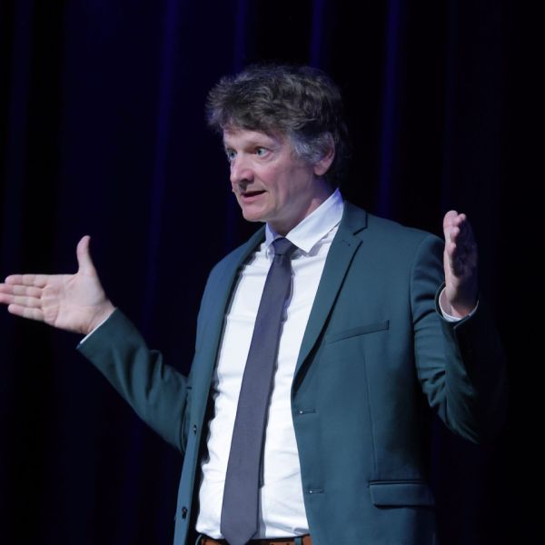 RÜCKBLICK – Christoph Simon: Auf Kurs
Adrett mit Krawatte und Anzug nahm Christoph Simon das Publikum in der Schützi mit zu einem Kreativkurs in einer stromlosen Alphütte. Als scharfsinniger, aktiv phlegmatischer Hüttenwart und Erzähler beobachtet er die Interaktionen der vier sehr unterschiedlichen Kursteilnehmer:innen und des Leiters, der den Kurs auf Kurs halten will. 

Zum vollständigen Rückblick: https://www.kabarett.ch/event/christoph-simon-auf-kurs/