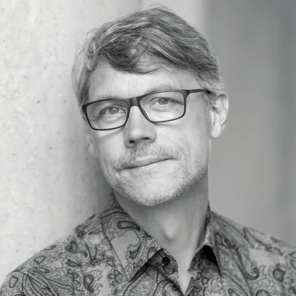 Christoph Sieber: Weitermachen!
9. Mai, 20:00 Uhr, Stadttheater Olten
Noch Tickets zu haben! https://www.kabarett.ch/event/christoph-sieber-weitermachen/

Christoph Sieber steht ein für Freiheit, Solidarität und Empathie. In einer Welt voller Katastrophen findet er es richtig, dass einer gegen diesen Irrsinn anspielt. Sein Motto: Die Hoffnung stirbt zuletzt. Am Ende siegt der Humor, Aufgeben ist keine Option.