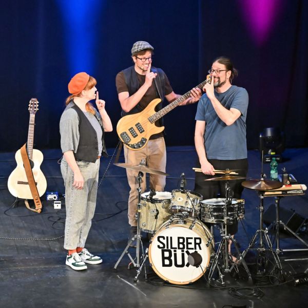 RÜCKBLICK – Silberbüx: Uf alli Fäll (Kinderprogramm)

Silberbüx sorgte für viel Stimmung: Musik, die ins Ohr geht, mit Texten mitten aus dem Kinderalltag.Die Kinder sangen und tanzten begeistert mit und verwandelten den Saal in ein Land der Fantasie.

Zum vollständigen Rückblick: https://www.kabarett.ch/event/silberbuex-uf-alli-faell-kinderprogramm/