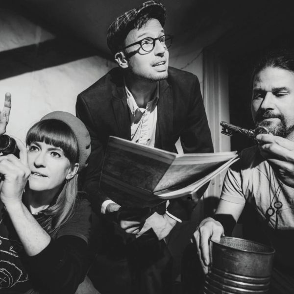 Silberbüx: Uf alli Fäll (Kinderprogramm)
5. Mai, 10:00 Uhr, Stadttheater Olten
Noch Tickets zu haben! https://www.kabarett.ch/event/silberbuex-uf-alli-faell-kinderprogramm/

Die bekannte Kindermusikband singt sich seit Jahren mit abenteuerlichen Geschichten in die Herzen von Klein und Gross. Ihre Lieder erzählen vom Abschiednehmen und Mutmachen. Mit ihrer Spielfreude erschafft das Trio eine wilde, witzige Welt voller Freundschaft. 

silberbuex.ch