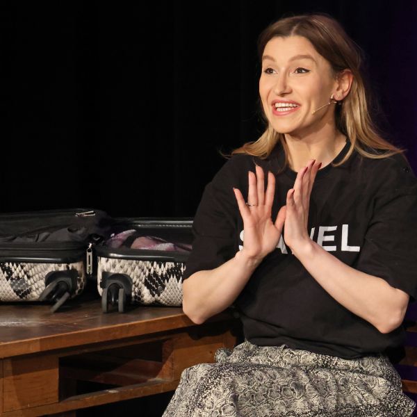 Mit „Trophäenraub“ begeisterte Malarina das Publikum an den Oltner Kabarett-Tagen im Theaterstudio mit scharfem Witz und pointierter Gesellschaftskritik. Zwischen Steuerfrust, Klassenunterschieden und Erbschaftsdebatten erzählte sie von Aufstiegsträumen, reichen Eliten und eigenen Widersprüchen. Ihre Mischung aus Selbstironie, politischem Kabarett und persönlichen Geschichten sorgte für viele Lacher und nachdenkliche Momente – ein Abend, der bissig unterhielt und zugleich den Blick auf soziale Ungleichheit schärfte.

„Mein persönlicher Stil ist typisch serbisch: immer ein bisschen zu viel und ein bisschen zu wenig zugleich.“

Zum vollständigen Rückblick: https://www.kabarett.ch/event/malarina-trophaeenraub/