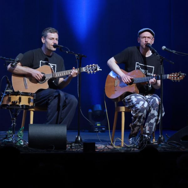 RÜCKBLICK – Kabarett-Brunch mit Simon & Jan
Trotz des sehr frühen Soundchecks um 7 Uhr überzeugten Simon & Jan das Oltner Publikum vom ersten Ton an und fühlten sich wie zuhause. Der Funke zu den beiden Musikern aus Oldenburg sprang vom ersten Moment. Dies wohl auch, da der Name ihrer Heimatstadt sehr nahe bei der Hauptstadt des Kabaretts liegt, nur das Olten sich mit „t“ schreibt und wir anstelle einer Burg ein Schloss in der Nähe haben… .
„Das grösste Problem unserer Zeit ist die ungleiche Verteilung von Hirn.“ 

Zum vollständigen Rückblick: https://www.kabarett.ch/event/kabarett-brunch-mit-simon-jan/