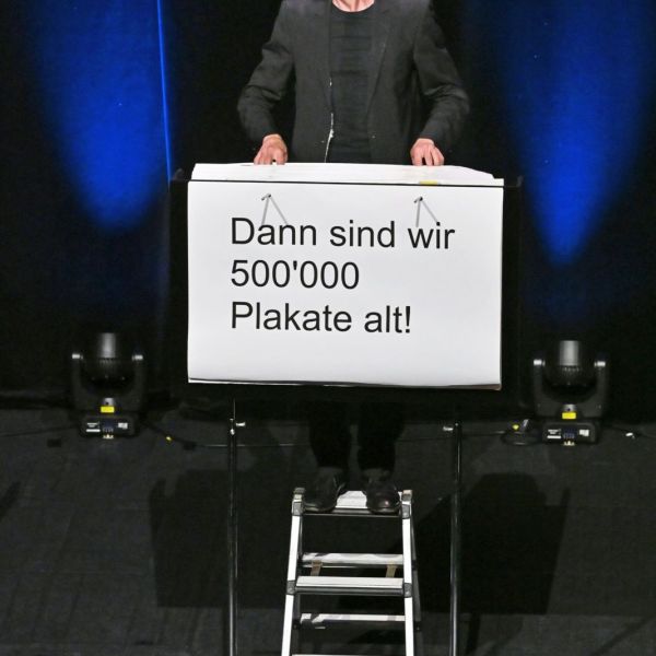 RÜCKBLICK – Ohne Rolf: Unter Druck
Stadttheater Olten gut besucht: das Duo OHNE ROLF plant seine Jubiläumsfeier: 1 Mio. Blätter – 2x 500’000. Aber wie geht feiern? Zwischen philosophischen Mini-Momenten, absurder Fehlkommunikation und stillem Chaos fragen sich Jonas & Christof: Gehören wir bald zum Altpapier?

Zum vollständigen Rückblick: https://www.kabarett.ch/event/ohne-rolf-unter-druck/