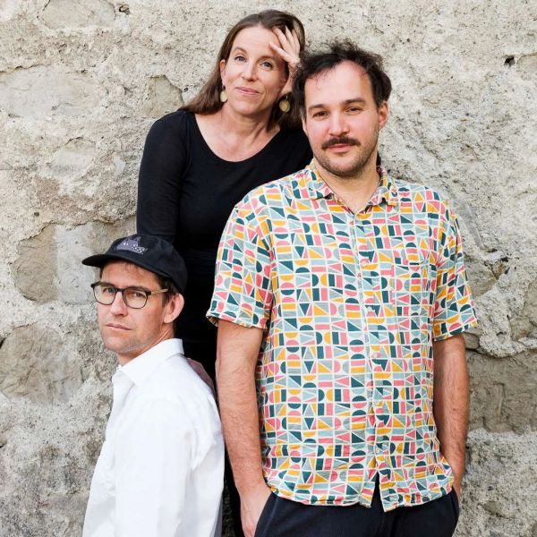 Ticket für die Satirische Jahresdiagnose schon gekauft?

@Matthias Kunz, Valerio Moser und @Anna-Katharina Rickert vom Duo @schoenundgut werden auch dieses Jahr am 18. Dezember in der Schützi wieder die «Satirische Jahresdiagnose», eine Eigenproduktion der Oltner Kabarett-Tage, präsentieren.

An Stoff für einen satirischen Jahresrückblick mangelt es wahrlich nicht. Wem verging in den letzten Wochen nicht zwischendurch das Lachen – bei all den Krisen, Kriegen und Katastrophen, bei all den Absurditäten, denen wir tagtäglich ausgesetzt sind?! Was hilft da noch? Ja, ein klarer Kopf, feiner Humor; ein scharfer Blick, das träfe Wort. Satire eben. Ganz bestimmt.

Und dafür – und dass wir das Lachen ganz bestimmt nicht verlernen – bieten Matthias Kunz, Anna-Katharina Rickert und Valerio Moser Gewähr. Mit der «Satirischen Jahresdiagnose» bieten die drei einen Jahresrückblick über grosse Worte im Kleinformat. Überraschend anders.

"Satirische Jahresdiagnose 2025" darfst du nicht verpassen: 18. 12. 2025, 20 Uhr @Schützi Olten. 🎟️ Jetzt Tickets sichern und keine Pointe verpassen: https://www.ticketweb.ch/clients/oltnerkabarett/?eventKey=OHEHTSY 😄

#SatirischeJahresdiagnose #MatthiasKunz #ValerioMoser #SchönUndGut #Satire #kabarett #kabaretttage #oltnerkabaretttage #oltenentdecken #olten