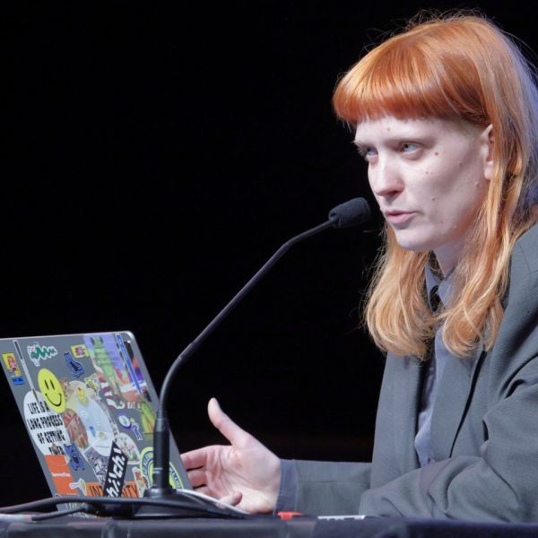 RÜCKBLICK – Kabarett meets Cartoon mit Petarde, dem Schweizer Satirekollektiv
Ein Format in dem Valerio Moser über ein veganes Cordon Bleu auslässt, Julia Kubik von „show and tell“ in einer Anwaltskanzlei mit einem goldenen Dosenöffner erzählt, Mirjam Schöb über den Monolith beim Schloss Liebegg berichtet und Ruedi Widmer Geschwindigkeit in alle Sprachen übersetzt gibt es wohl nicht an allen Tagen, sondern nur exklusiv an den Oltner Kabarett-Tagen.

Zum vollständigen Rückblick: https://www.kabarett.ch/event/kabarett-meets-cartoon-mit-mit-petarde-dem-schweizer-satirekollektiv/