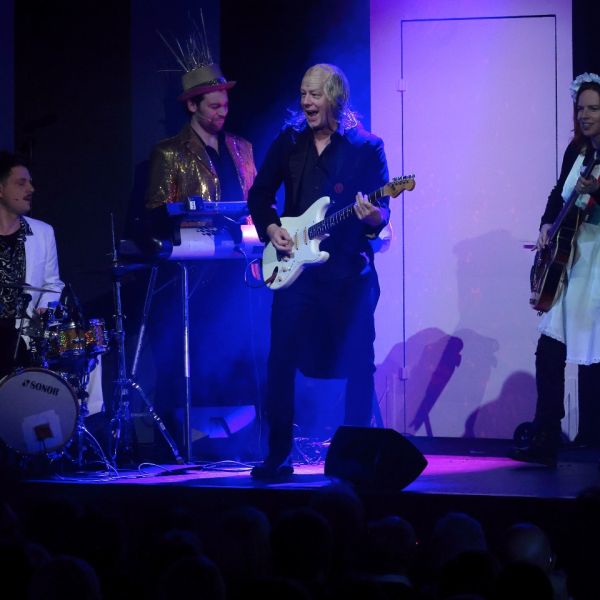 Der beliebte, wilde und vielfältige Bundesordner – eine Produktion des Casinotheater Winterthur – war wieder zu Gast in Olten. Am Freitag, 30. Januar 2026 seziert ein wechselndes Ensemble aus Kabarettistinnen und Kabarettisten mit und ohne Instrumente das vergangene Jahr. In Einzel- und Gruppenauftritten werden bemerkenswerte Ereignisse satirisch aufgearbeitet, um sie korrekt im Bundesordner ad acta zu legen.

An Themen fehlte es wahrlich nicht

Zum vollständigen Artikel: https://www.kabarett.ch/veranstaltungen/bundesordner-2025/

#oltnerkabaretttage #Kabarett #Satire #kabarettschweiz #Bundesordner #Stadttheater #Olten #oltenentdecken