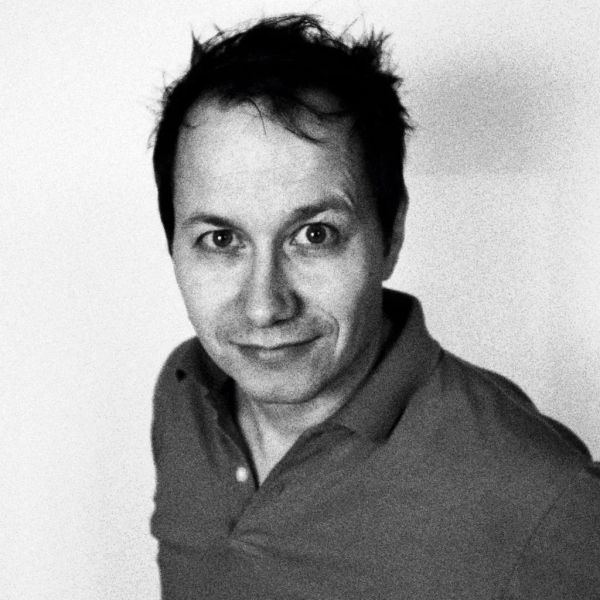 News aus der Kabarett-Welt:
Am 19.8. kommt der Zusammenschnitt der Oltner Kabarett-Tage von Marco Tschirpke im Spasspartout auf Radio SRF1. Es lohnt sich, reinzuhören. 

19.08.2026, 20:03 Uhr
«Dichten, bis ich Dresche kriege» mit Marco Tschirpke
Der Musikkabarettist Marco Tschirpke sitzt am Klavier wie an einer Schreibmaschine. In jedem Zwieklang steckt ein Zweizeiler. Sein erzählerisches Understatement produziert eine ungewöhnliche Poesie der Erwartung und Enttäuschung. Klingt paradox, bringt aber unser Leben und Denken auf den Punkt.

https://www.srf.ch/audio/spasspartout/dichten-bis-ich-dresche-kriege-mit-marco-tschirpke?id=AUDI20260819_NR_0007