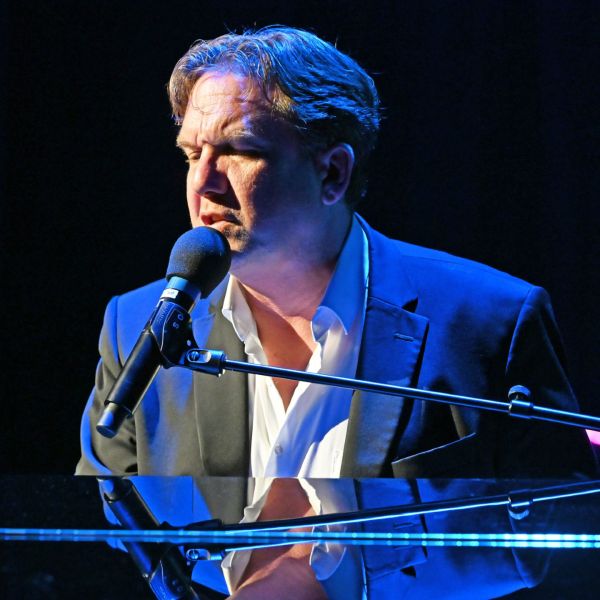 «Wissenschaftlich angehaucht» mit Matthias Brodowy und Morell Westermann
Im Stadttheater Olten trafen Matthias Brodowy und Morel Westermann auf Edgar, eine KI mit spitzer Zunge und schlechter Laune. Daraus entstand ein Abend zwischen Satire, Musik und Wissenschaft: über die unendlichen Weiten des Internets, die analoge Welt und die Frage, ob KI erst Energie frisst, um dann vielleicht nachhaltige Energie zu erfinden?

Zum vollständigen Rückblick: https://www.kabarett.ch/event/wissenschaftlich-angehaucht-mit-matthias-brodowy-und-morell-westermann/