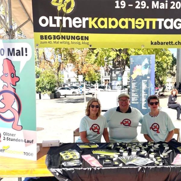 Ein wundbarer Nachmittag am Oltner 2-Stunden-Lauf! Ein gelungener Start in eine Zusammenarbeit mit den Oltner Kabarett-Tagen.
Bei solch motivierenden Sprüchen an der Laufstrecke rennt man viel beschwingter!