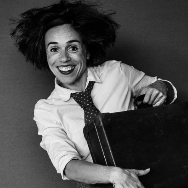 Judith Bach als CLAIRE: Streuselkuchen – ein Stück für alle
9. Mai, 20:00 Uhr, Schwager Theater Olten
Tickets sind bereits ausverkauft!

Claire Alleene, verkörpert von der Berlinerin Judith Bach, stolpert über das Tagebuch ihrer heissgeliebten Oma Fritz. Diese schildert einen erstaunlich lebendigen Alltag im Altersheim, in dem es für einen Schabernack nie zu spät ist. 

judithbach.net