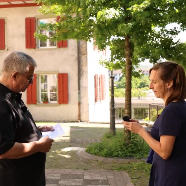 Wir gehen mit Sarah Hakenberg, Gewinnerin des Schweizer Kabarett-Preises, zurück in ihre Kindheit. 
Oder: Wie aus einem lieben Mädchen eine «böse» Kabarettistin wurde…
__
@sarahhakenberg