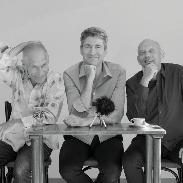 Veranstaltungshinweis:
Mittwoch, 15.04.2026, 20.00 Uhr, Radio SRF 1
«Glück 2.0» mit touche ma bouche

Vor genau dreissig Jahren betraten Daniel Buser und Roland Suter zum ersten Mal als Duo
«touche ma bouche» die Bühne. «Glück» nannten sie 1996 ihr erstes Programm. Über ein Vierteljahrhundert später heisst es nun «Glück 2.0» und Abschied nehmen. Die beiden Basler Kabarettisten hören auf. Sie feiern diese Selbstpensionierung nicht nur mit prominenten Grussbotschaften z.B. des Baslers Roger Federer, sondern auch mit dem Musikmacher und Allrounder Michael Wernli, der diese fingierten Grussbotschaften überbringt.
Entstanden ist ein nostalgisches Abschiedsprogramm voller pointierter Lieder und bissigen Rückschauen. Der Abend atmet noch einmal all die Bühnenluft, die man gemeinsam inhaliert hat. Unter anderem mit dem Song «Po-Po-Populisten» zeigen Buser & Suter, warum man sie in Zukunft vermissen wird. Spasspartout präsentiert einen ausgewählten Ausschnitt aus dem kabarettistisch-musikalisch-filousophischen Bühnenabschied von «touche ma bouche» mit: Daniel Buser, Roland Suter und Michael Wernli

Eine Aufnahme aus dem Theater Teufelhof in Basel vom 12.9.2024.
Redaktion: Lukas Holliger
Produktion: SRF 2026

__________________