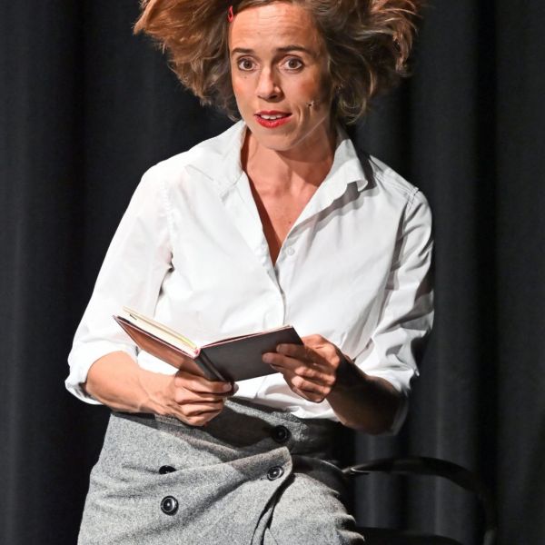 RÜCKBLICK – Judith Bach als CLAIRE: Streuselkuchen – ein Stück für alle
CLAIRE alias Judith Bach servierte mit «Streuselkuchen – ein Stück für alle» im ausverkauften Schwager Theater ein feinfühliges Chansonkabarett über Heimat, Vergänglichkeit und Neuanfänge. Die quirlige Berlinerin überraschte mit der Nachricht, dass sie Schweizerin werden wolle. 

Zum vollständigen Rückblick: https://www.kabarett.ch/event/judith-bach-als-claire-streuselkuchen-ein-stueck-fuer-alle/