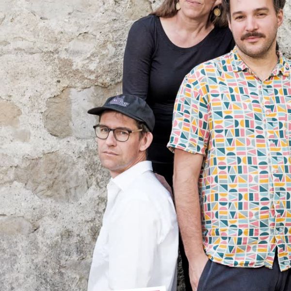 "Satirische Jahresdiagnose 2025" darfst du nicht verpassen. Matthias Kunz, Valerio Moser und Anna-Katharina Rickert vom Duo schoenundgut bieten ein Feuerwerk an scharfsinnigen Pointen. 

Fr. 9. Jan. 26 | 20.30 Kerzers Gerbestock www.gerbestock.ch
@kulturkeller_gerbestock 
Sa. 10. Jan. 26 | 20.30 Mühleturnen Alti Moschti www.alti-moschti.ch
@alti_moschti 
Do. 15. Jan. 26 | 20.15 Baar Rathus Schür www.rathus-schüür.ch
Sa. 17. Jan. 26 | 20.00 Wohlen AG Sternensaal www.sternensaal-wohlen.ch
@sternensaal_wohlen 
Mo. 19. Jan. 26 | 20.00 Luzern Kleintheater www.kleintheater.ch
@kleintheaterluzern
Do. 22. Jan. 26 | 20.15 Basel Theater Teufelhof www.theater-teufelhof.ch
@teufelhofbasel
Fr. 23. Jan. 26 | 20.00 Nidau Kreuz www.kartellculturel.ch @KartellCulturel 
Sa. 24. Jan. 26 | 20.00 Flaach Alti Fabrik www.altifabrik.ch
Fr. 30. Jan. 26 | 20.30 Ehrendingen Bühne Heimat www.buehne-heimat.ch 
@buehneheimat 
Do. 5. Feb. 26 | 20.15 Herzogenbuchsee KreuzKellerBühne www.kreuzkellerbuehne.ch 
@kreuzherzogenbuchsee

#SatirischeJahresdiagnose #MatthiasKunz #ValerioMoser #SchönUndGut #Satire #kabarett