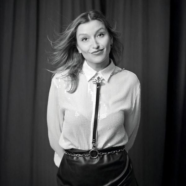 Malarina: Trophäenraub
7. Mai, 20:00 Uhr, Theaterstudio Olten
Veranstaltung ist ausverkauft!

Die serbisch-österreichische Kabarettistin macht Stereotype zwischen Sozialversicherung und Rollenbildern zum Thema. Sie reflektiert über Ruhm, Schönheitsideale und Feminismus und nützt ihren Migrationshintergrund lieber zu ihrem Vorteil statt ihn zu leugnen. 

malarina.com