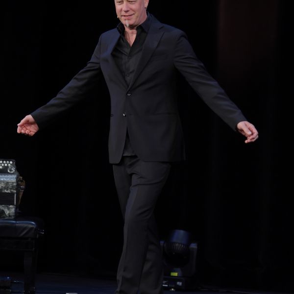 Preisverleihung Schweizer Kabarett-Preis Cornichon an @Jess Jochimsen
 
Gewohnt direkt eröffnete Jess Jochimsen im Stadttheater: «Ich freue mich auf meine erste Ehrung ausserhalb Europas». Das sass – und passte gut zu einem Abend, der zwischen politischer Prominenz und eingefleischten Kabarettfans, zwischen Menstruationsbeschwerden und männlichem Dünkel pendelte. Der Preisträger lud ein mitzufeiern, «als ob’s ein Morgen gäb.» Und das angesichts der Dauerkrise. «Ukraine, Trump, Iran, die Spritpreise – ich kam schon auf den Gedanken: Ich würde Corona nochmal nehmen.» Politisch unkorrekt und charmant ungezwungen fragt Jochimsen: «Wann wird es endlich wieder, wie es nie war?»
 
«Schweinefleisch hält sich jahrelang frisch, wenn man die Sau am Leben lässt.» (Jess Jochimsen)
 
«Jochimsen nimmt kein Blatt vor den Mund, er schont niemanden. Man wird auf sich selber zurückgeworfen, und das ist nicht unbedingt angenehm. Man findet sich zuweilen selber bei den Bösen wieder.» (Mike Müller in der Laudatio)

#JessJochimsen #OKT #Olten #Oltnerkabaretttage #Kabarett #Satire #kabarettschweiz #Cornichon #Kabarettpreis #Stadttheater #oltenentdecken