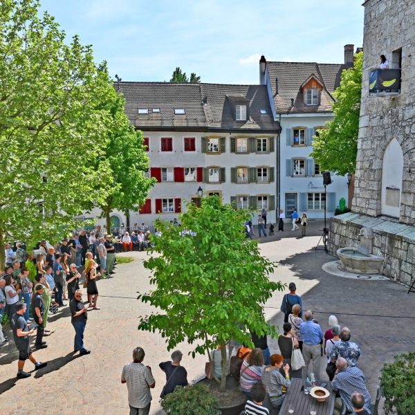 RÜCKBLICK – Lisa Catena: Turmrede
Vom Turm zu Olten herunter hielt Lisa Catena mit scharfem Blick auf die Weltlage ein Plädoyer für die Unterhaltung: Was nützt Kultur, wenn sie nur von einer kleinen Elite verstanden wird? Anders die Unterhaltung: Sie liefert einfache Geschichten und hilft den Menschen damit, die Welt zu verstehen. Zum Schluss hielt die Berner Satirikerin fest: «Ein gutes Festival mischt Unterhaltung und Programme, bei denen man das Hirn einschalten muss.» Es war ein Auftritt mit Weitsicht und Tiefgang.
«Unterhaltung ist das einzige, was die Leute zusammenhält. Deshalb: Fähnchen hoch für die Unterhaltung.»

Zum vollständigen Rückblick: https://www.kabarett.ch/event/lisa-catena-turmrede/