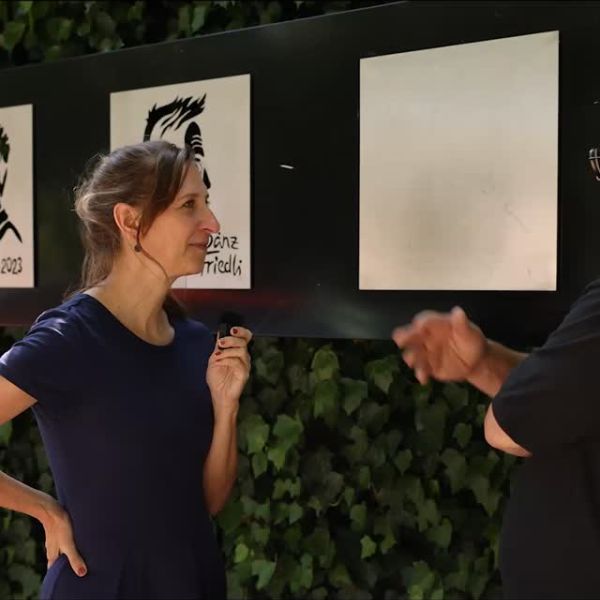 Sarah Hakenberg spricht am «Quai Cornichon» – bei den Portraits bisheriger Cornichon-Ausgezeichneten – über ihren Wunsch für die Nachfolgenden in dieser Reihe. 
🥒 🏆

@sarahhakenberg